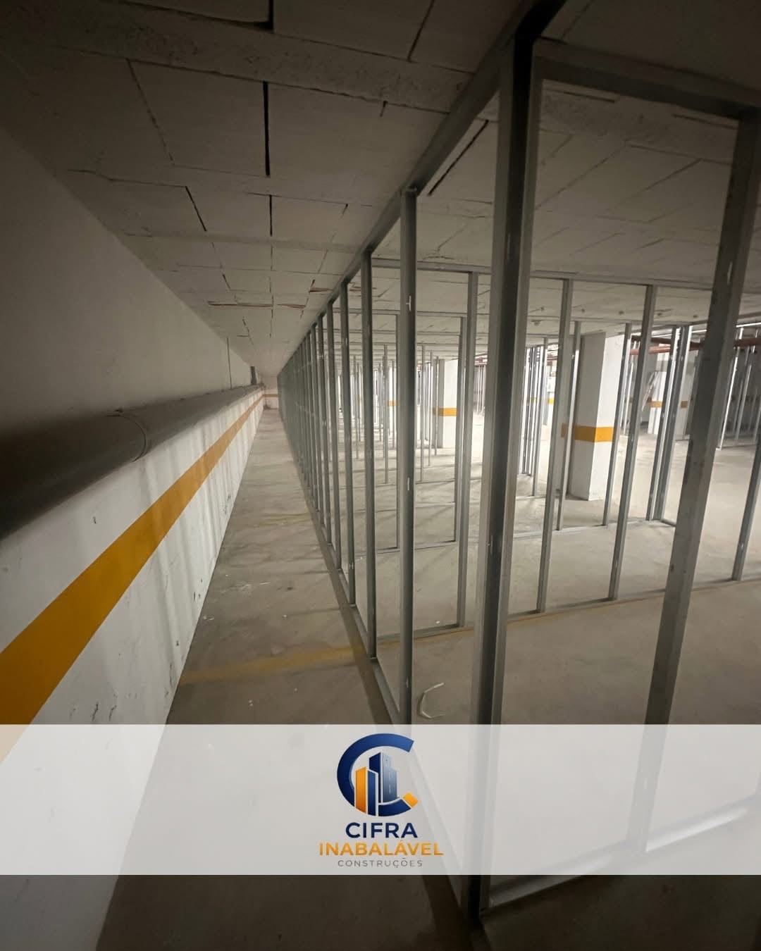 Estrutura e acesso em obra comercial