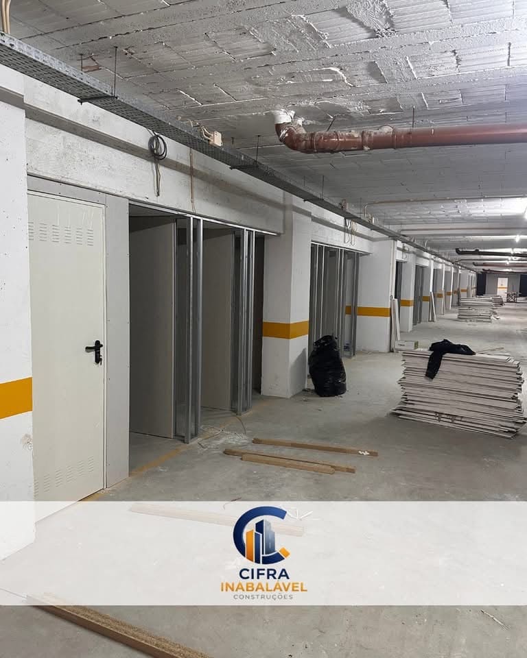 Divisórias em pladur entre pilares de espaço comercial