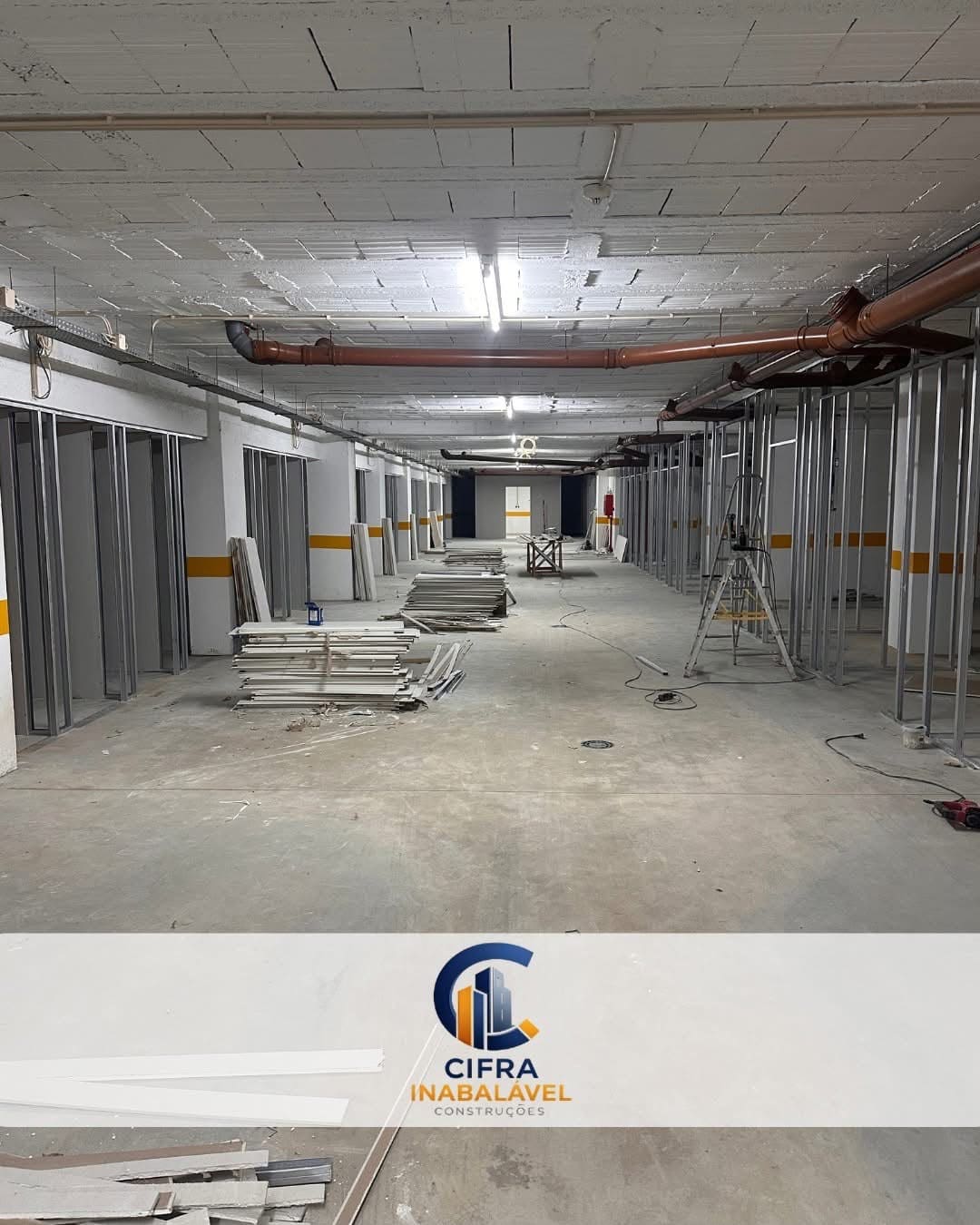 Tetos, condutas técnicas e estrutura em obra