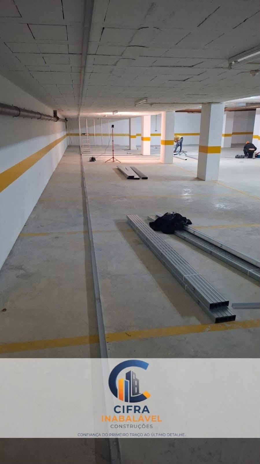 Pavimento e estrutura metálica em obra comercial