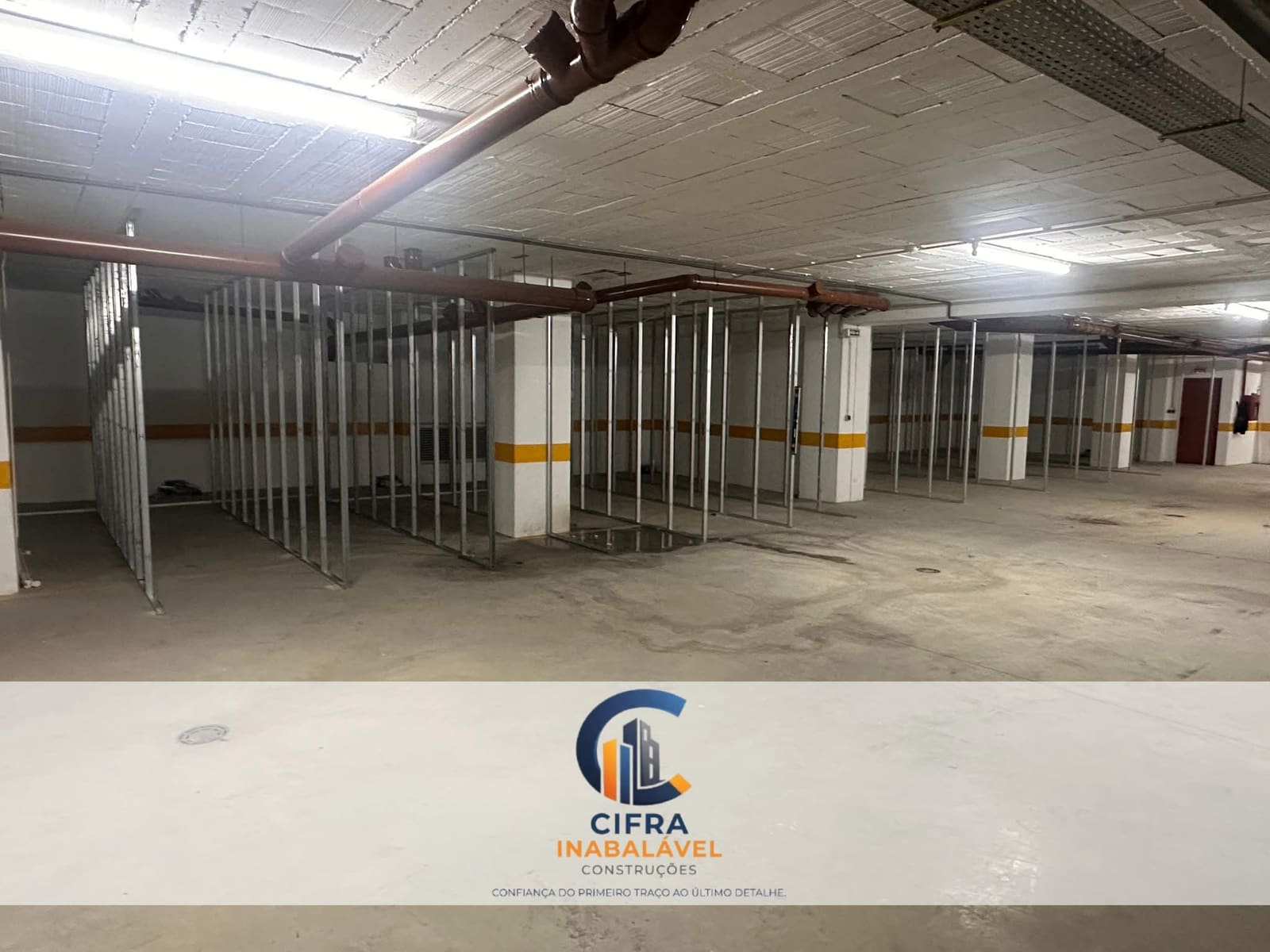 Obra comercial em execução com pilares e divisórias