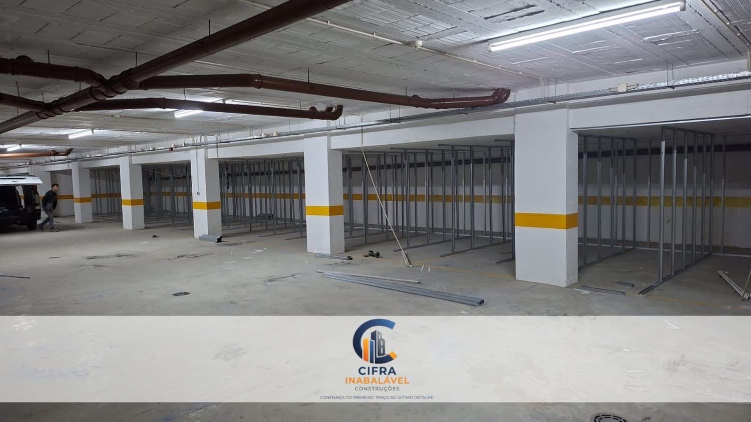 Estrutura de gesso cartonado em espaço comercial