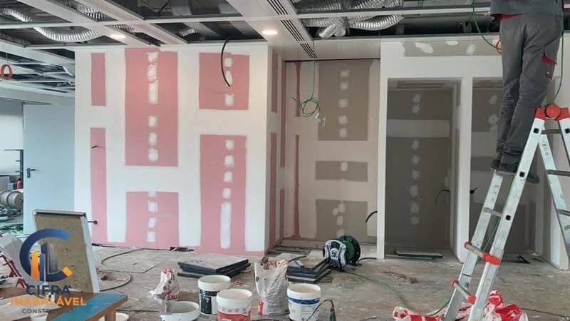 Painéis e molduras decorativas em pladur em execução
