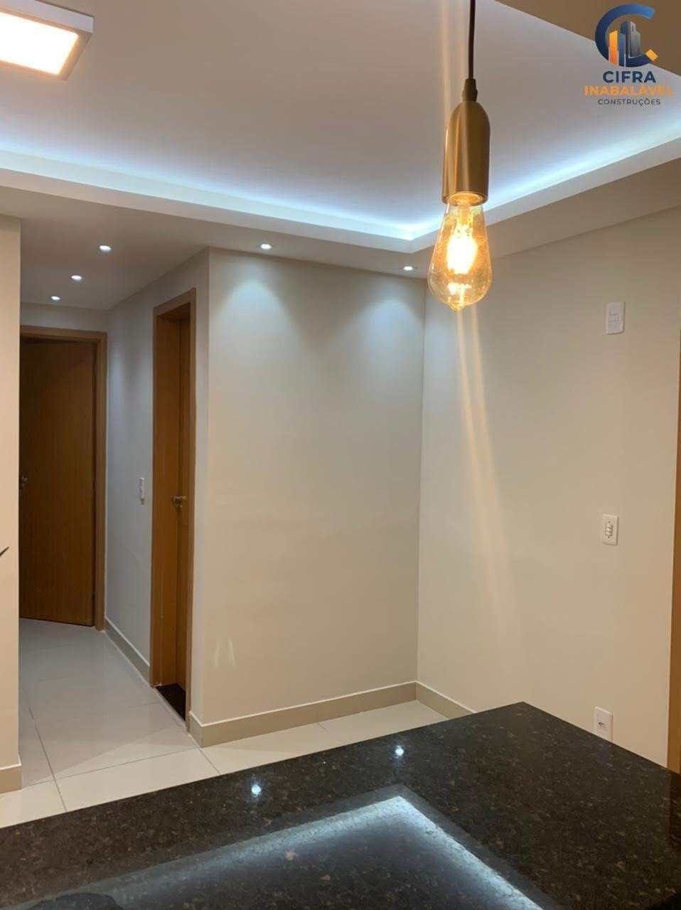 Sala remodelada com iluminação embutida e acabamentos
