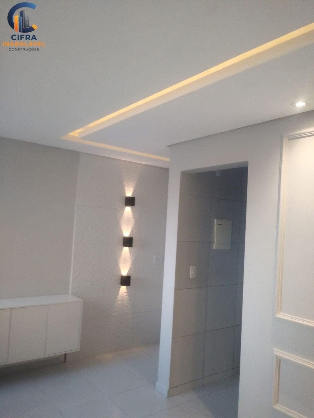 Parede com iluminação decorativa e acabamento em pladur