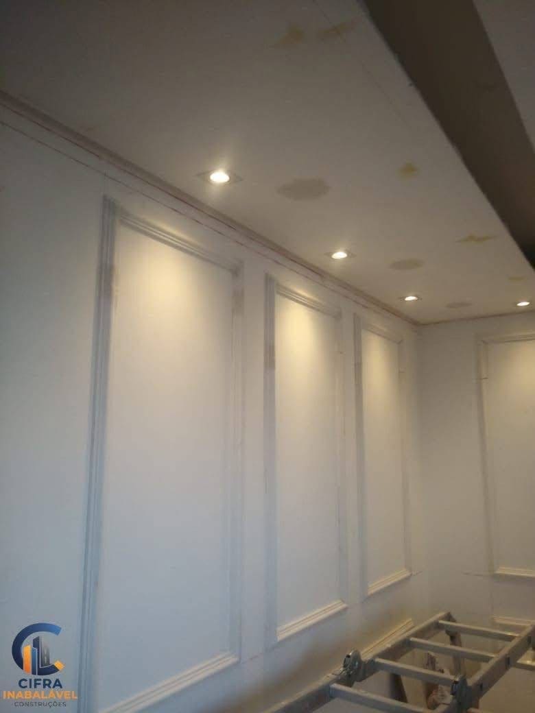 Teto e molduras decorativas em pladur com focos