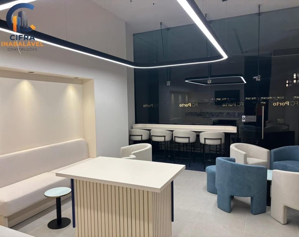 Lounge e zona de espera com mobiliário e iluminação