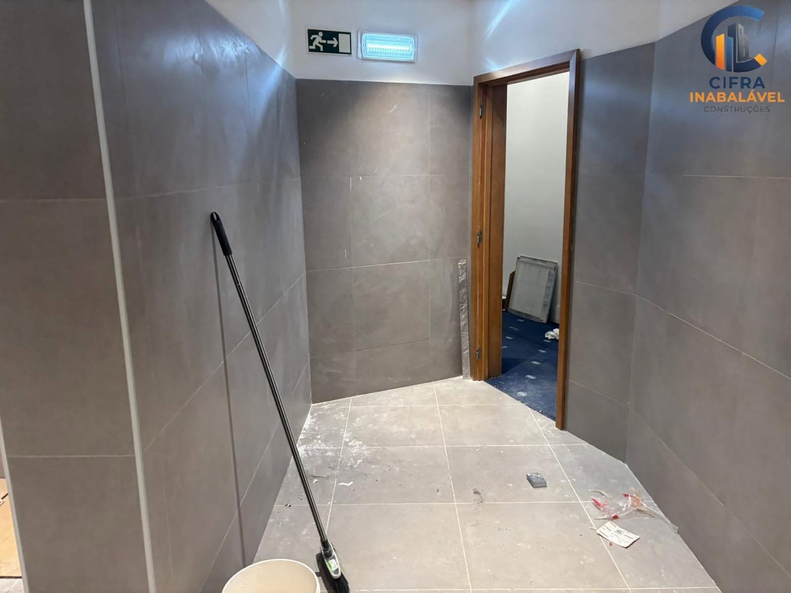 Casa de banho revestida a mármore em fase de acabamento