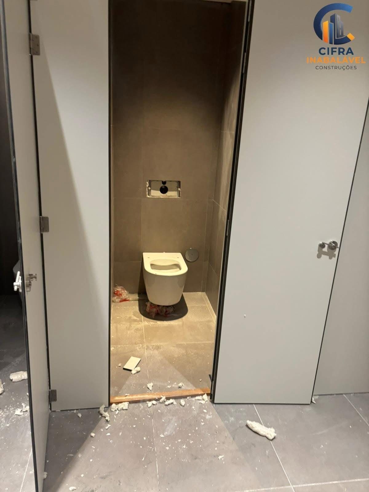 Instalação sanitária com revestimento em mármore