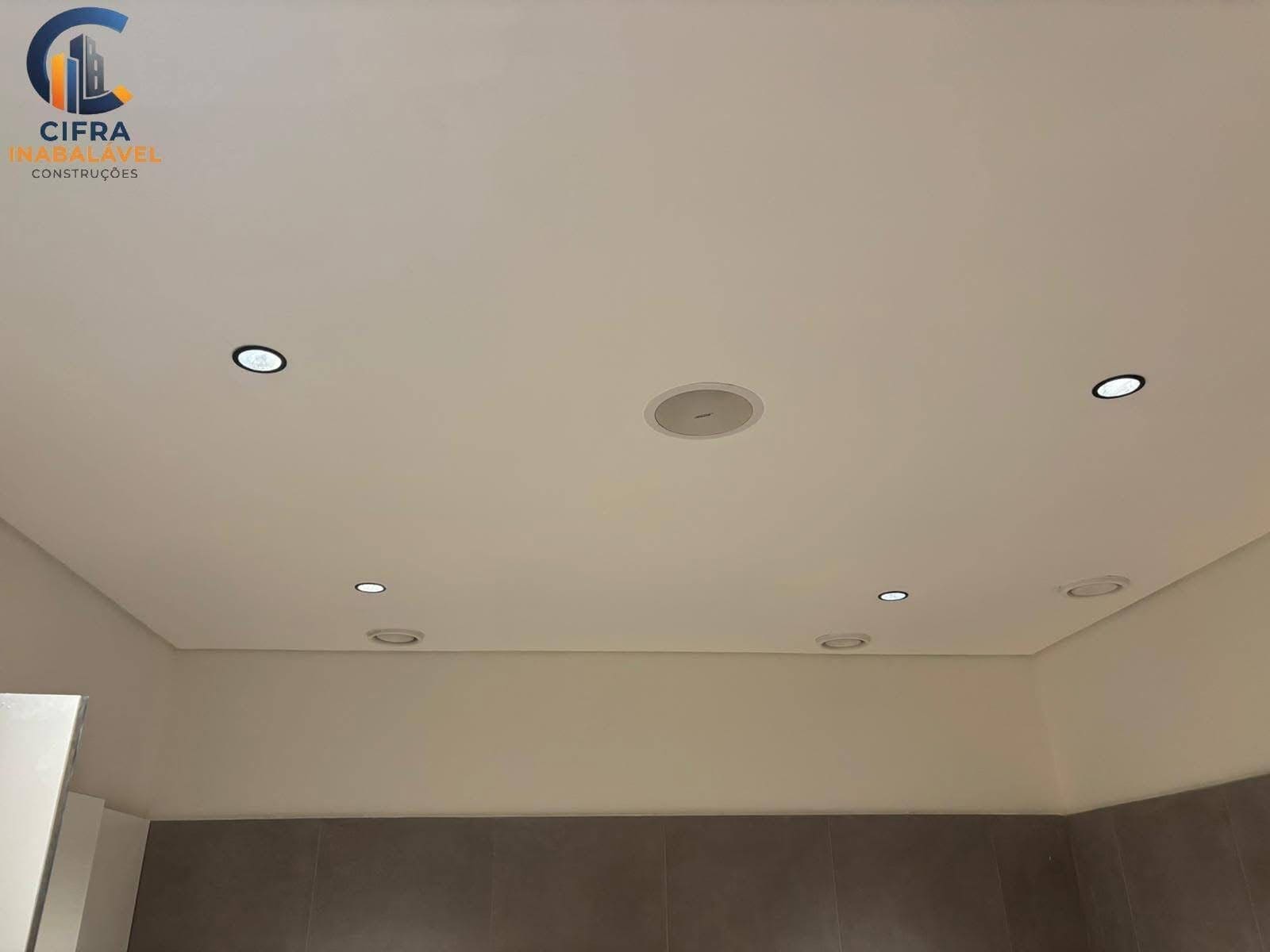 Teto em pladur com iluminação e coluna embutida