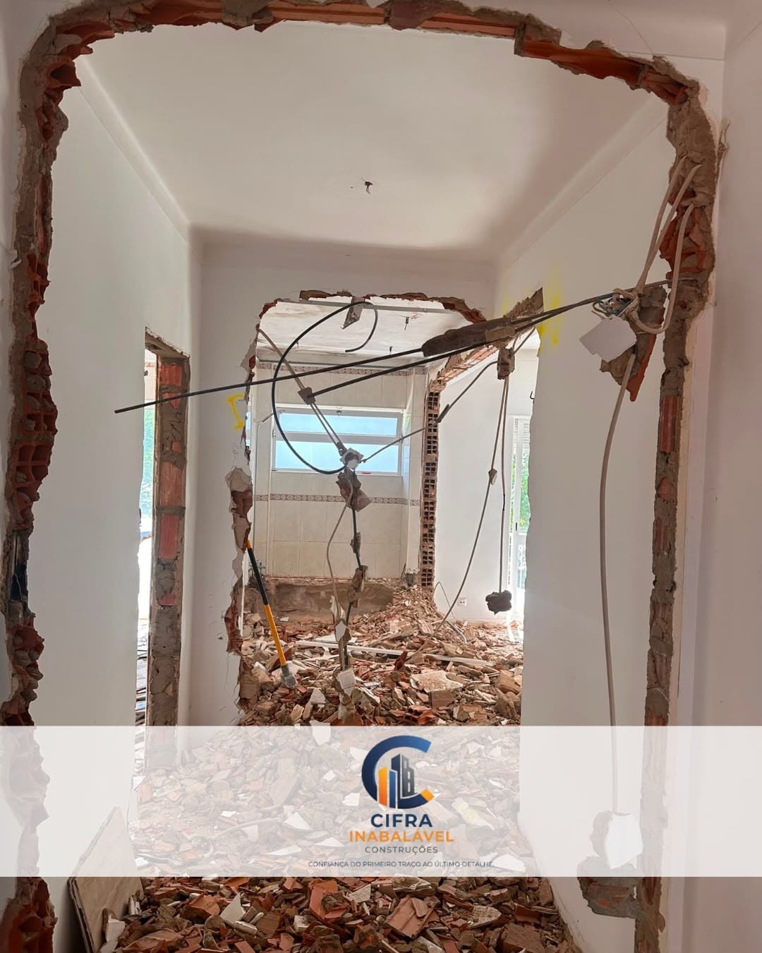 Trabalhos de demolição e abertura de vão em parede