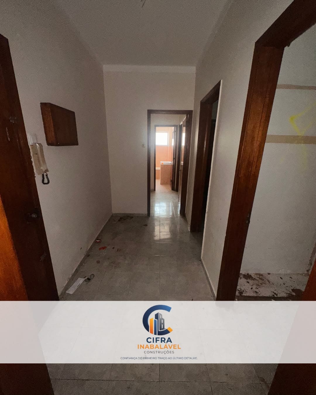 Corredor do apartamento durante a reabilitação