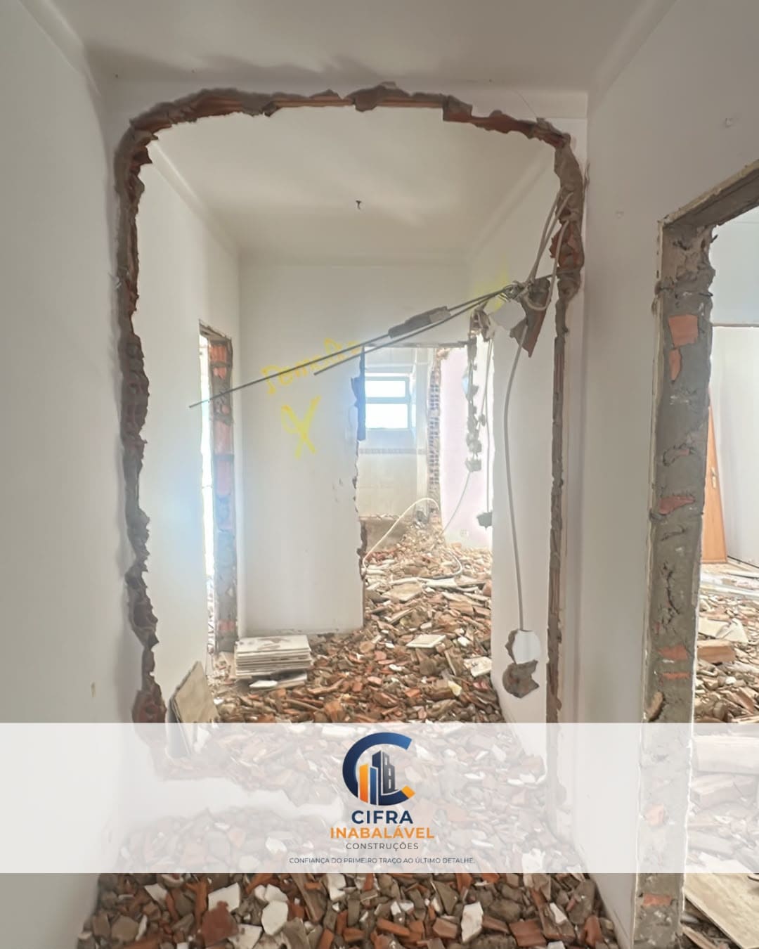 Divisão com vão aberto durante a obra