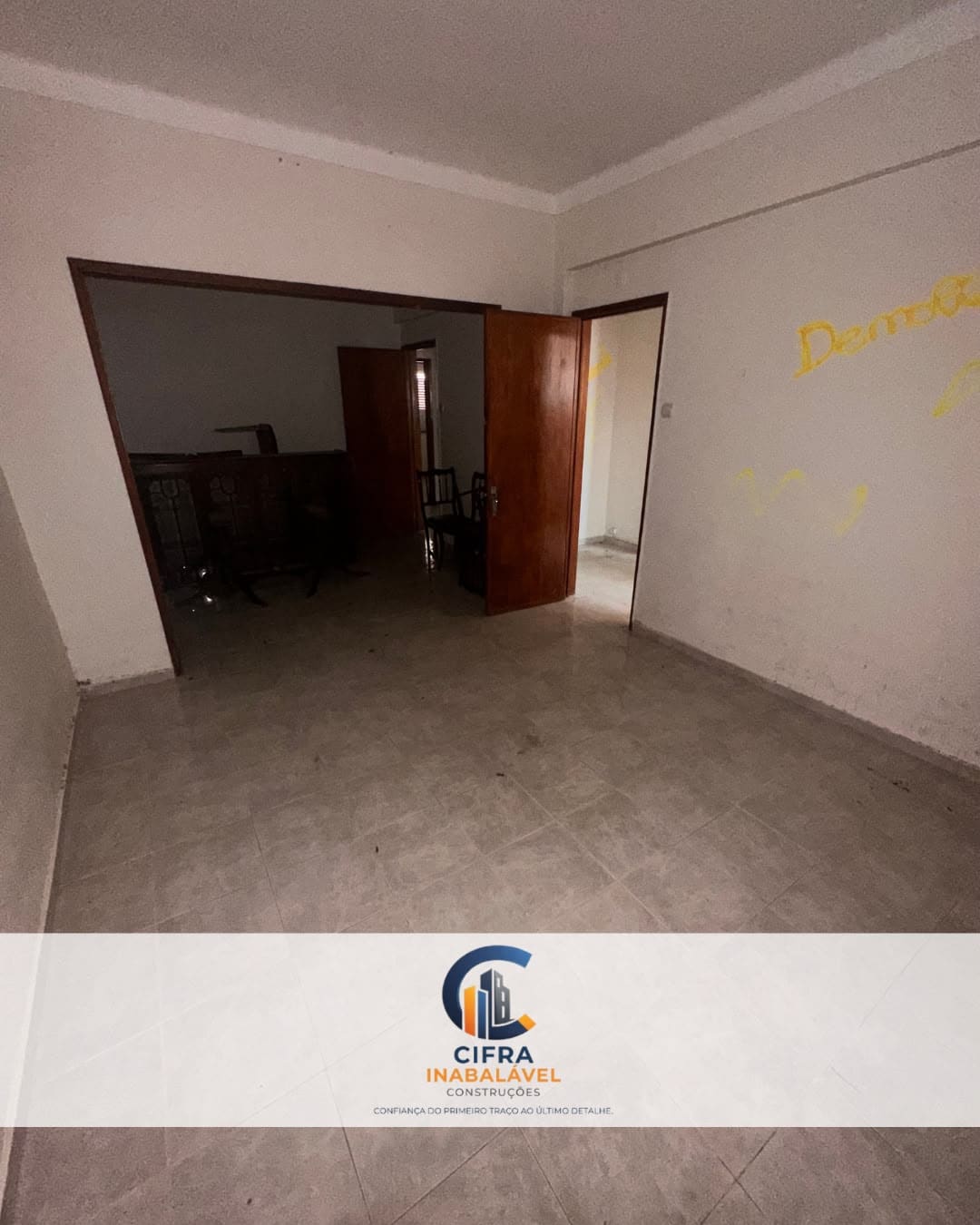 Sala despojada em fase de reabilitação